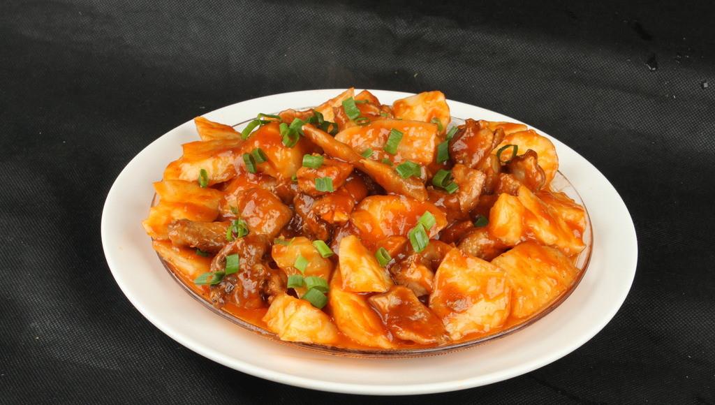 肉勾鸡主要是猪肉,鸡肉和土豆一块烧的菜,做这道菜要选用猪五花肉,用