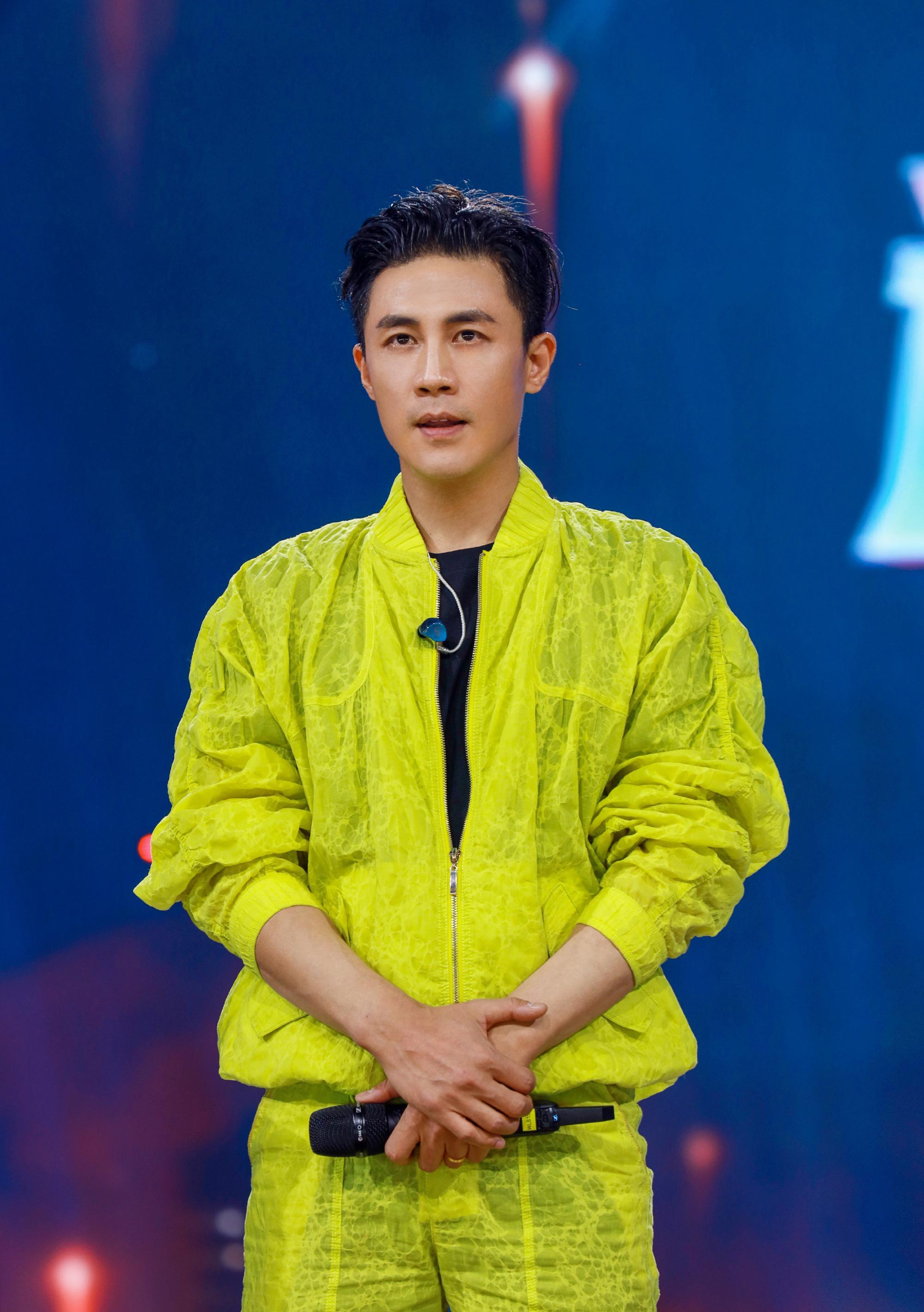 杜淳有是放飞了戴浴帽穿西装展示劲舞表演跃起一米弹跳力惊人