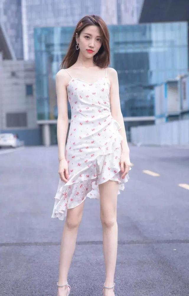 美女主持张纯烨江苏卫视新女神肤白貌美大长腿才华美貌并存