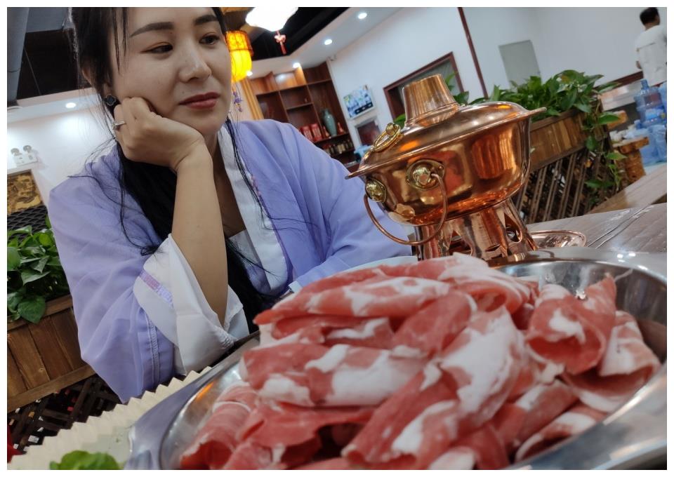 山东滨州:美女穿汉服进羊汤店 狂吃火锅引发热议