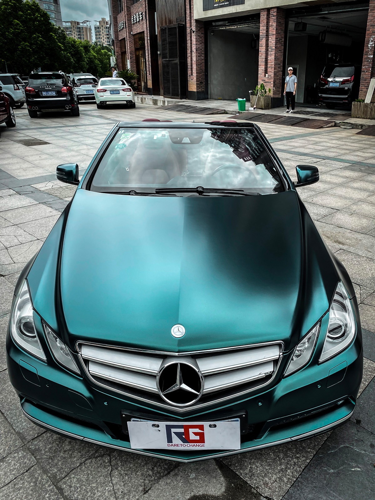 汽车贴膜成为一种时尚,让车看起来更酷又充满神秘感,这也吸引很多车主