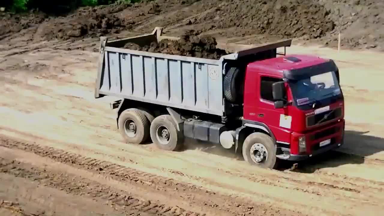 这翻斗车真会赚钱,一车货赚两车钱,每次只拉半车