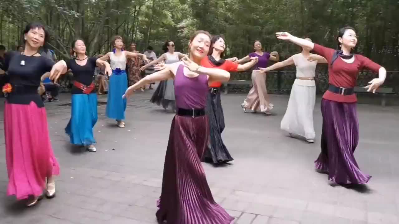 晓红老师领舞杜老师舞团,紫竹院公园跳的最好的广场舞团,太棒了