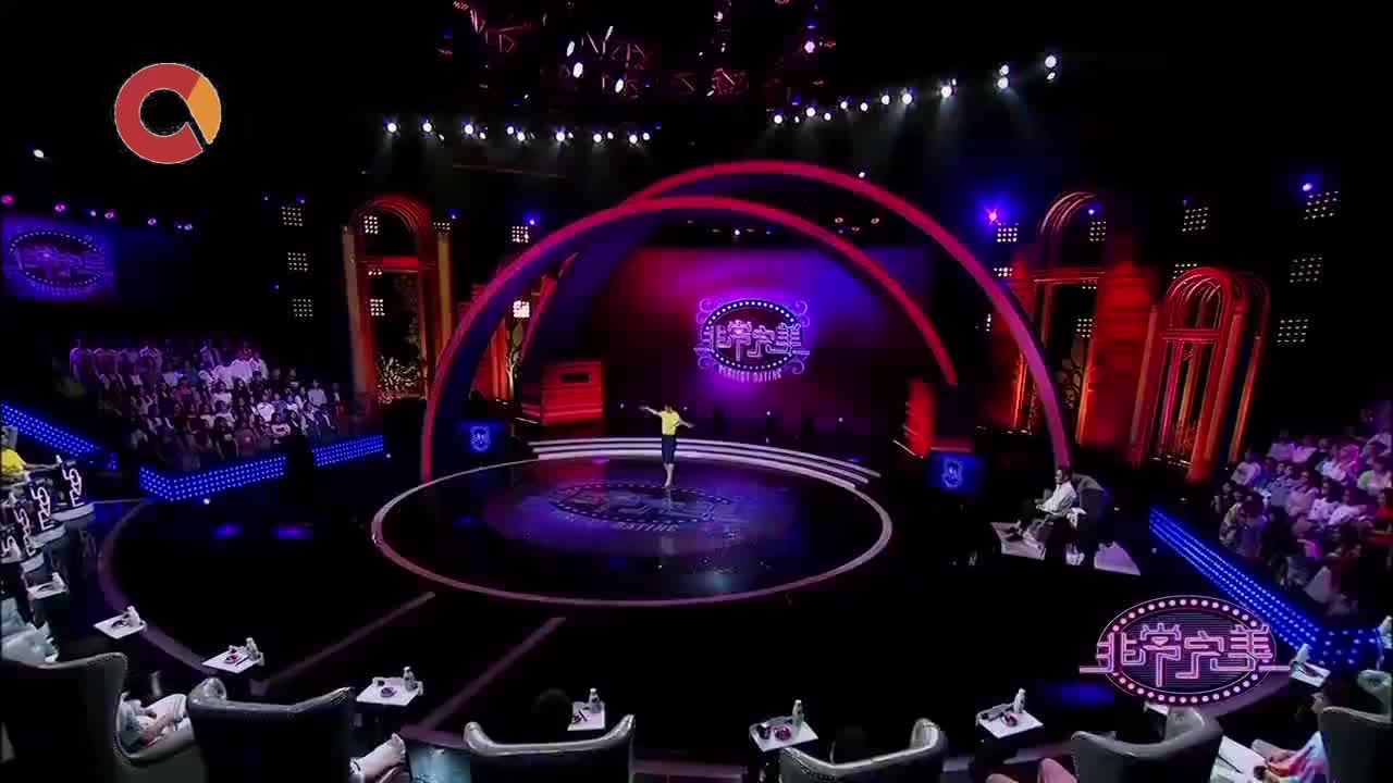 情感:吕鹏兴新造型重回舞台,剪了短发怡姐不认识了!