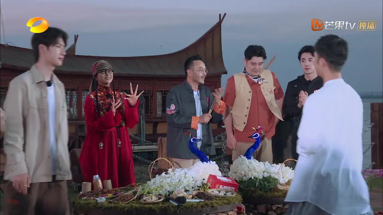 王一博业务能力超强 速学孔雀舞 杨丽萍大赞直夸优秀