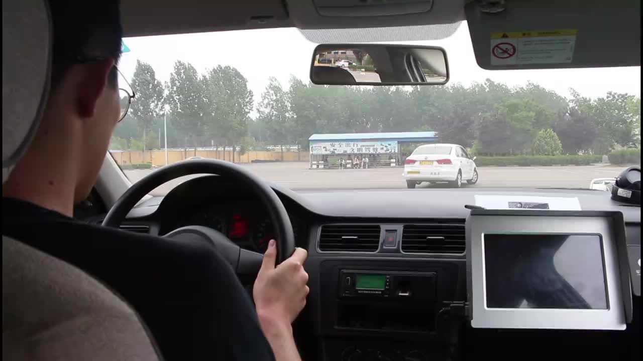科目二男学员,模拟考试中表现还算不错,教练:总算有个省心的