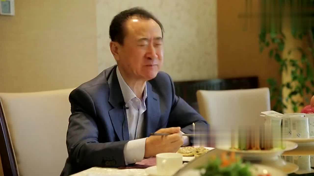 王健林吃饭的时候吧唧嘴,鲁豫在旁边差点绷不住就差笑出来了!