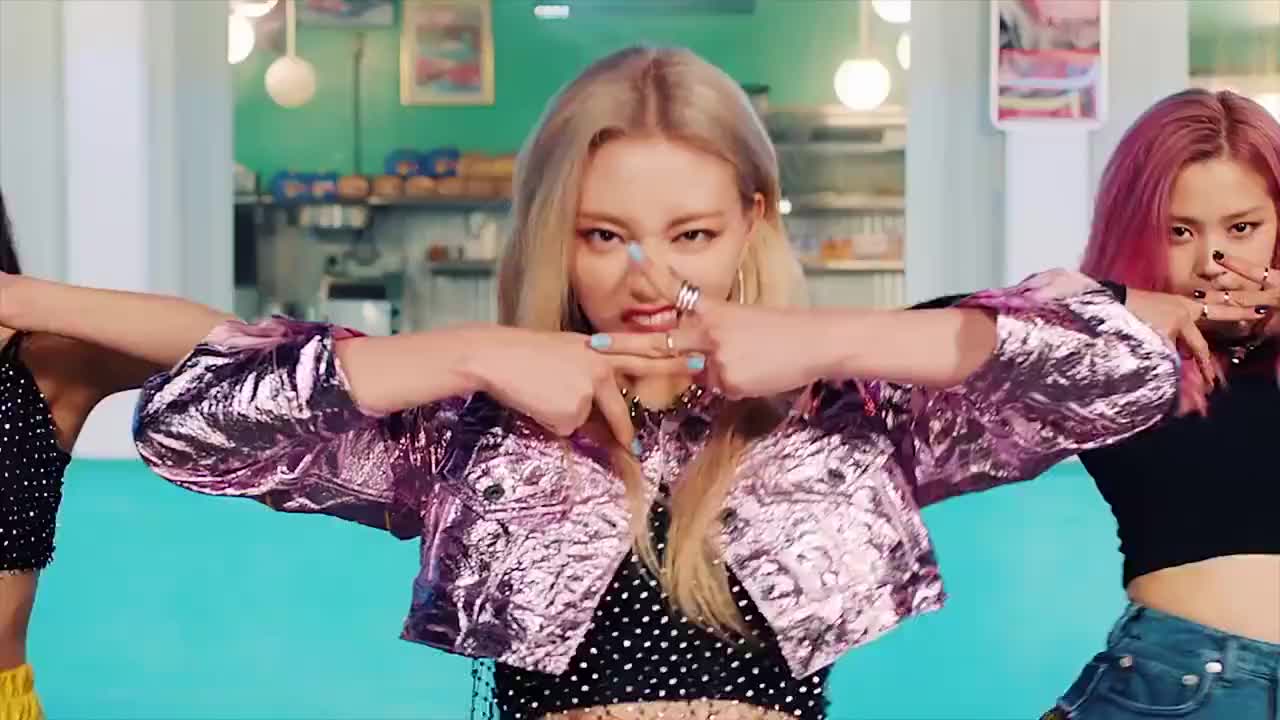 鞠婧祎版《野狼disco》太好看!舞姿动人,一双大长腿闪瞎我的眼