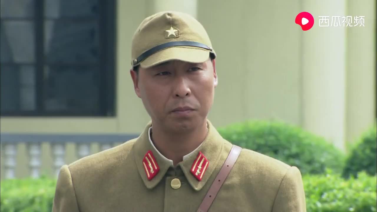 鬼子大佐受伤想逃但被女特工发现后背一拳要了他的小命