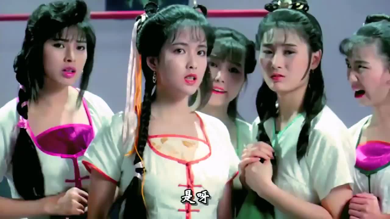 周慧敏跟师妹斗法抢手帕,不料手帕是楼南光变得,直接被拉成两半