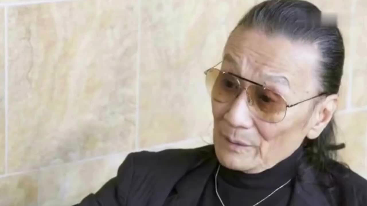 谢霆锋晒父亲谢贤罕见不戴眼镜露慈父微笑,请谢霆锋吃鲍鱼