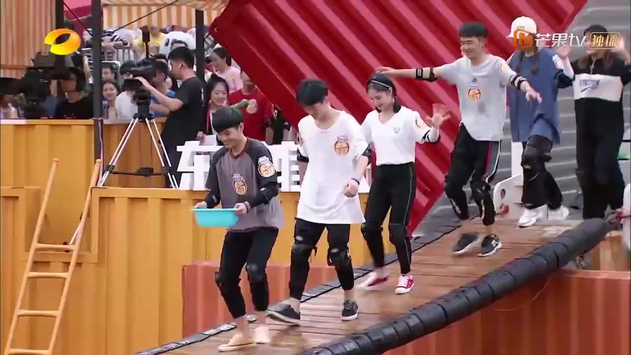 摇啊笑啊桥:恐龙战队所向披靡,实力碾压各路英雄豪杰,佩服!