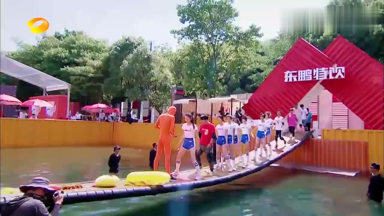 摇啊笑啊桥:小绵羊队卖力狂扭,对手竟是一卷卫生纸,观众笑喷!