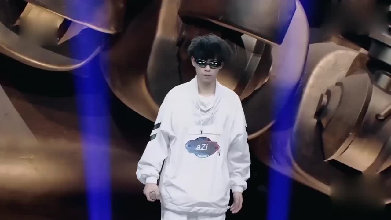 说唱听我的:魔动闪霸azi秀出说唱实力,对手立马怂了!