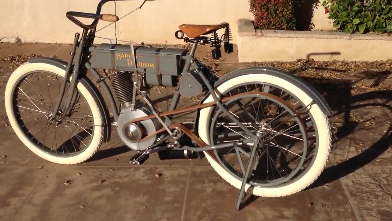 1908年的哈雷摩托自行车,110岁了,皮带传动,老当益壮啊