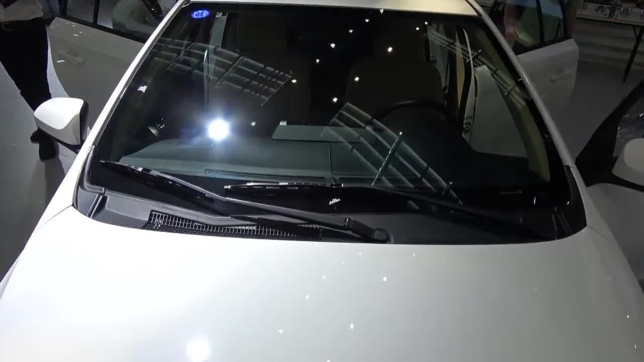 视频：车展直击丰田威驰FS,车重1.1吨轴距2.55米,配1.5L四缸发动机