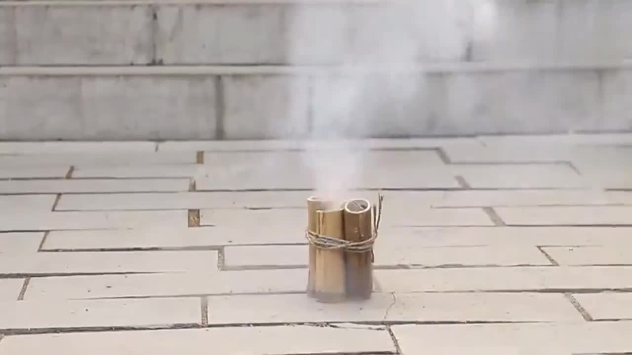 小伙穿越到唐朝,发明火药做出真正的爆竹,在长安城引起轰动