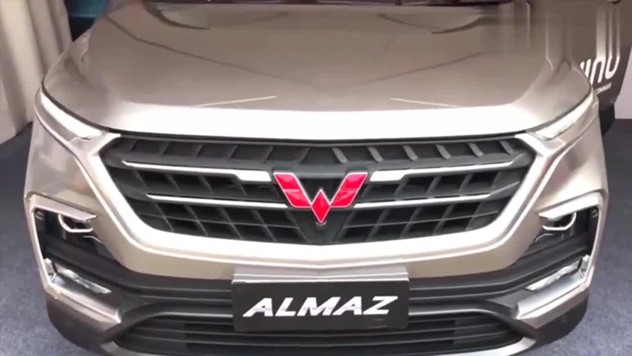 五菱又出七座神车,五菱宏光almaz到店,打开全景天窗心动了