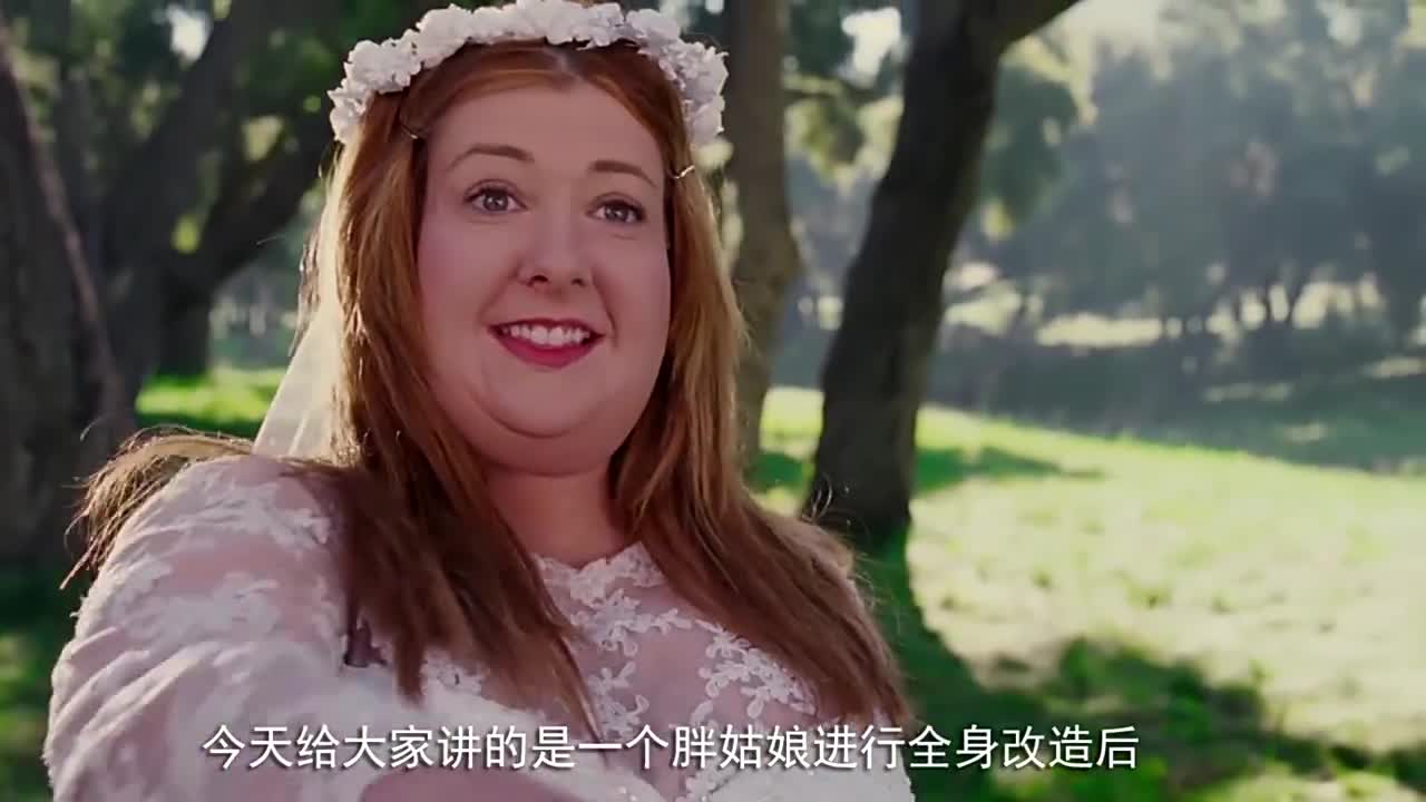 胖女孩吃的太多塞了牙缝,便去找人帮忙,从口中扯出一个鸡翅!