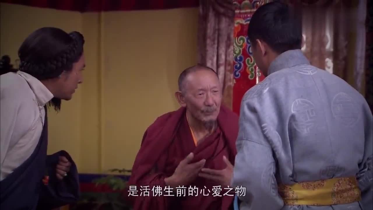西藏秘密:阿觉被选为活佛,德吉身为母亲,伤心坐在楼梯上