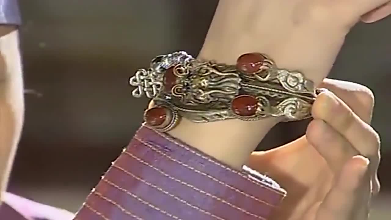 白云飞看见司徒静手上的镯子和司徒静大打出手,不料皇上出手相救