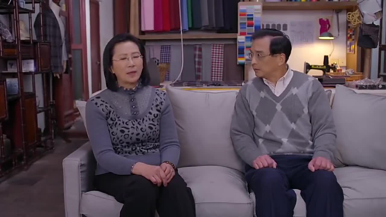 杉杉妈告诉杉杉爸说女儿要和封腾结婚了,杉杉爸的反应太逗了.