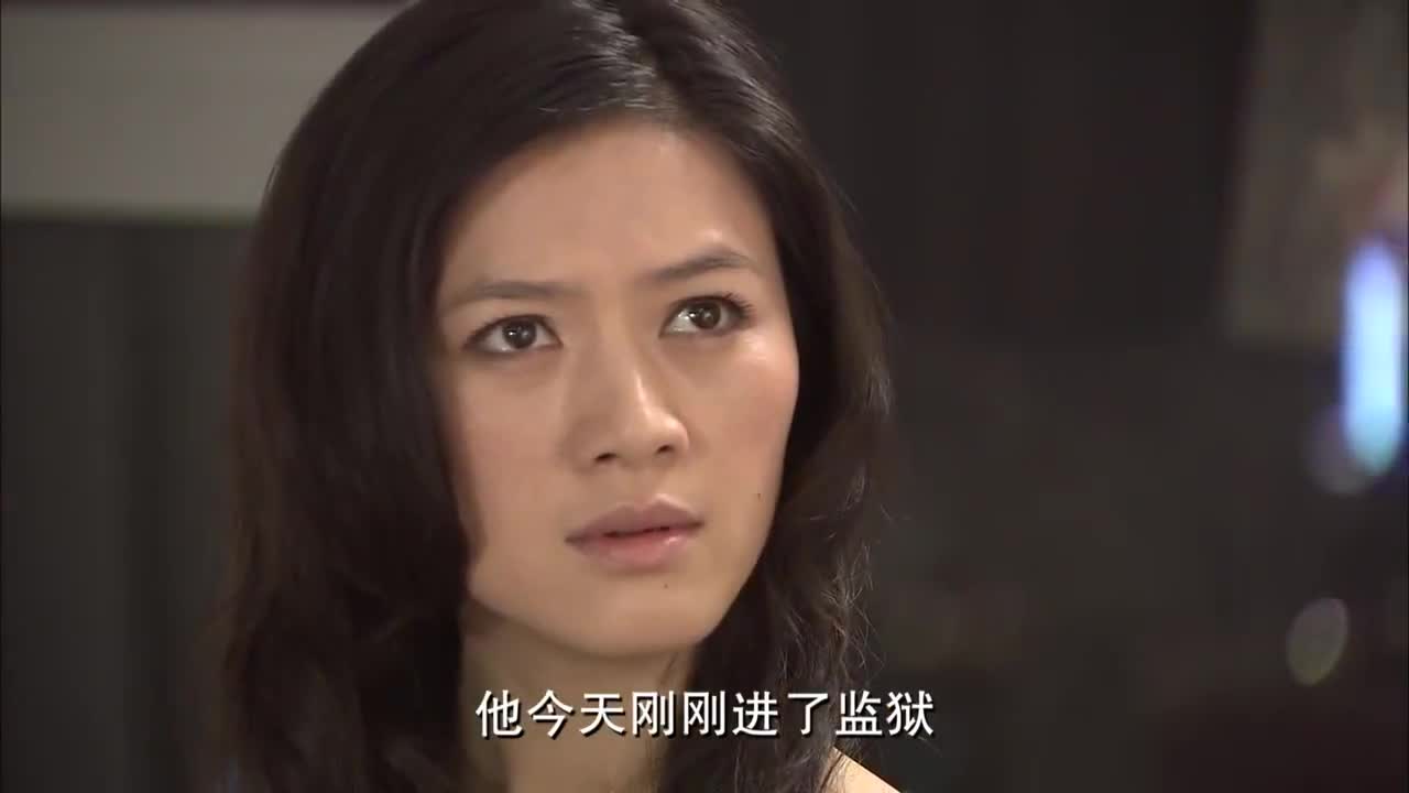 老总担心玉欢,明明有幽闭恐惧症,为了她毅然走进溶洞