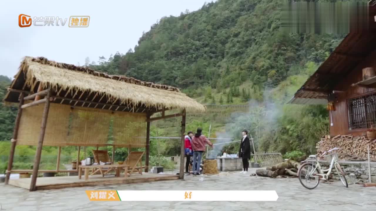 台风少年行:宋亚轩花式撒面粉,小姿势太妖娆,魔性笑声超洗脑!