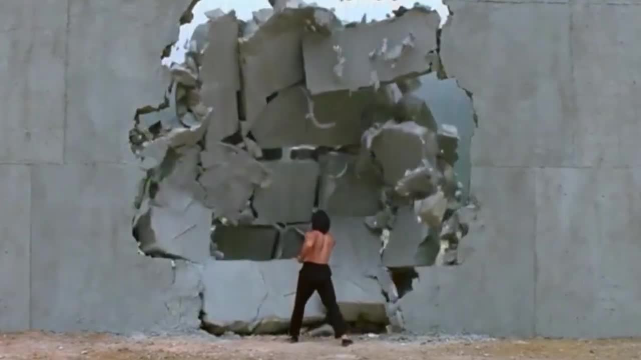 力王-看了这段后,才知道力王的力气有多大,监狱的墙一拳就打穿