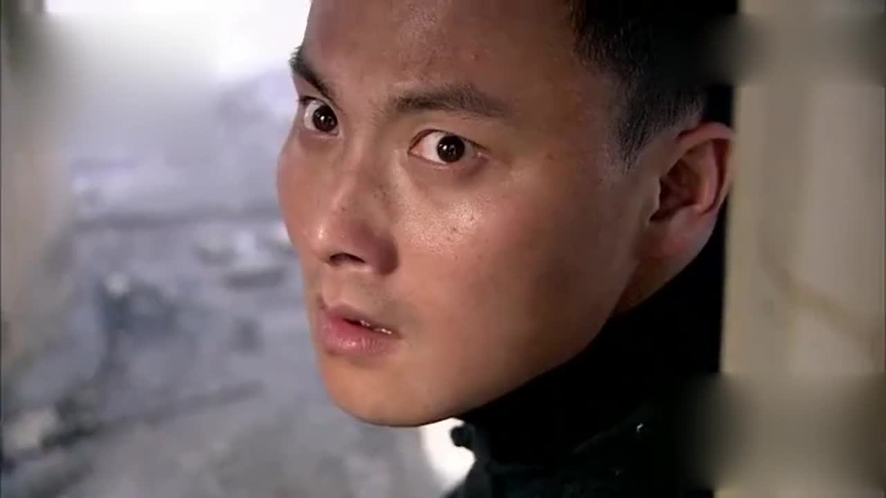 牧良逢见爱人被挟持,竟把狙击枪丢下了楼,投降了!