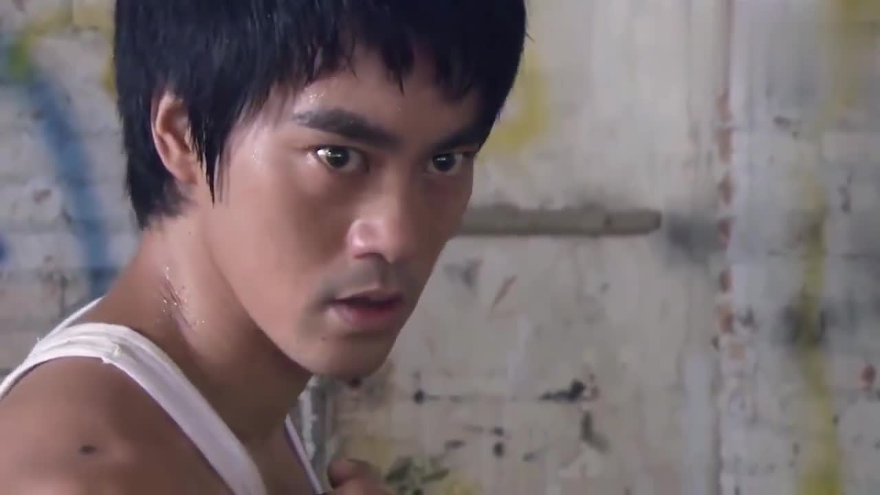 李小龙揍得黄皮小子头破血流,终于赢得了比赛!