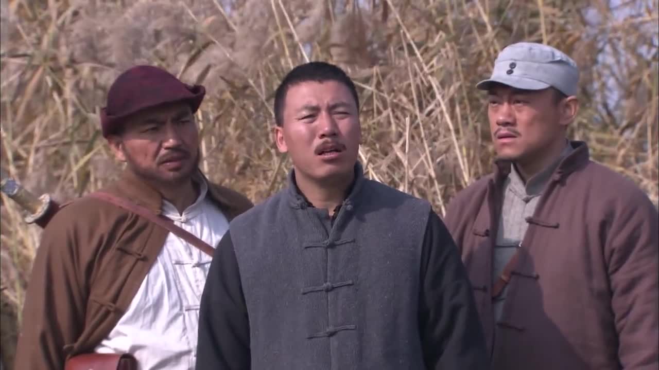 保福向刘洪众人讲述假游击队的情况,刘洪得知情况很是气愤!