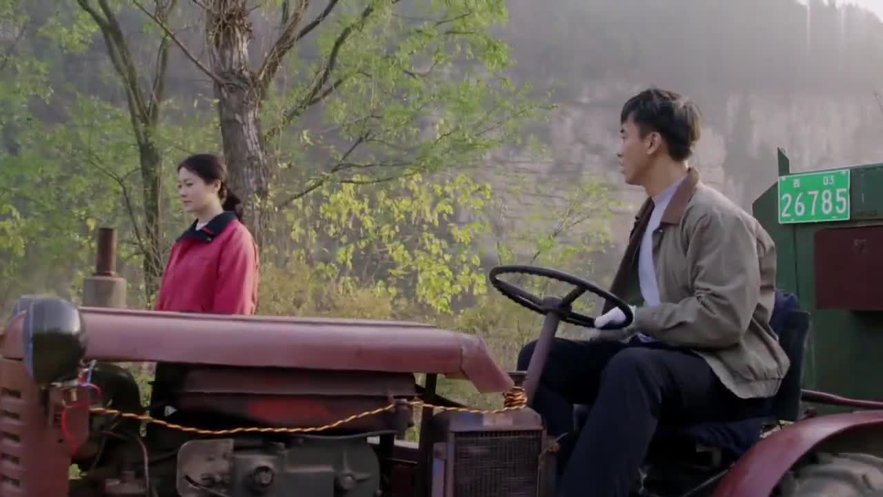 初婚:男子开拖拉机遇到了美女,想捎她,竟被拒绝了!