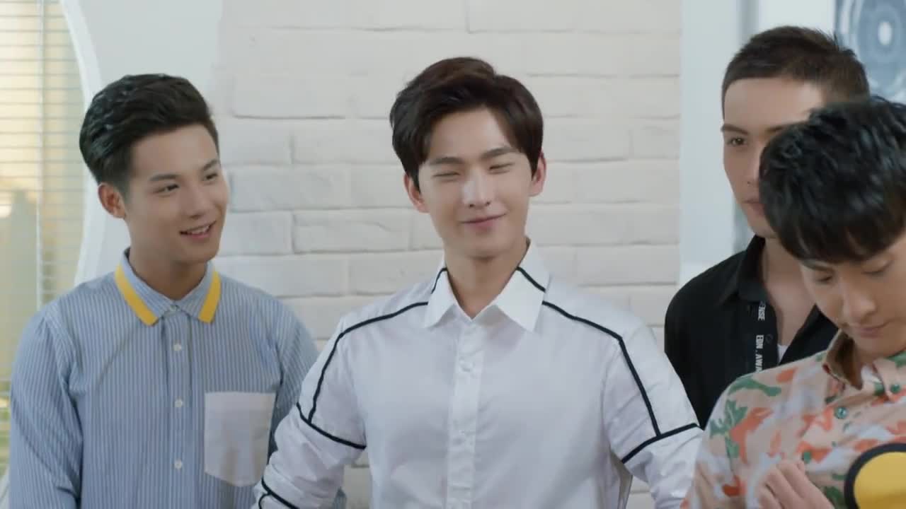 微微一笑:肖奈带大伙去优化外型,阿爽却行为反常,直接回家