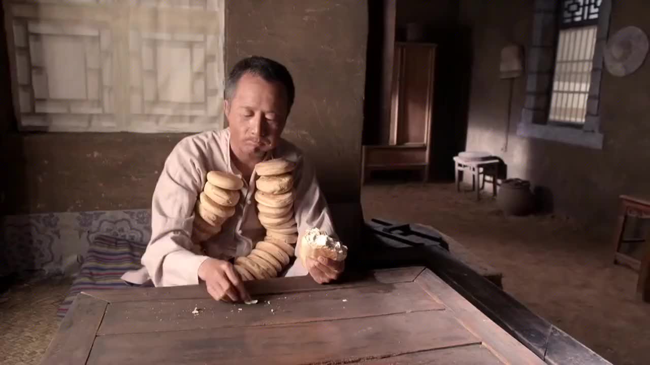 老农民:穷村民舍不得交粮,把干粮串成串藏井里,太心酸了!