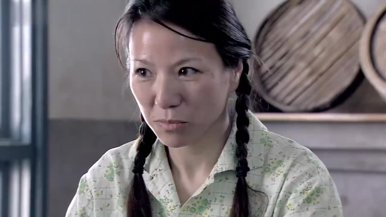 金婚:庄嫂学文丽烫卷发买连衣裙,东施效颦引众人嘲笑,太逗了