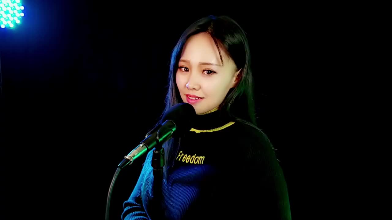 任妙音《天在下雨我在想你》,小姐姐唱得真甜,好听醉人!