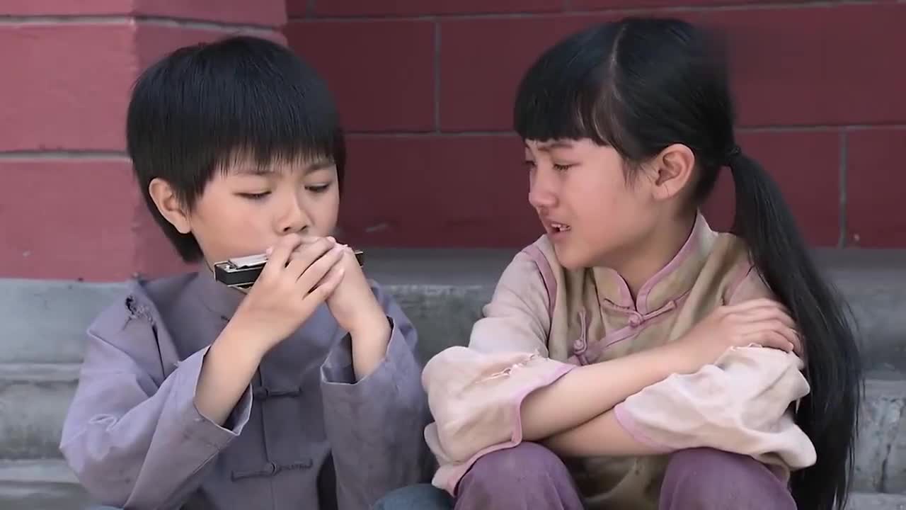 天涯赤子心1:姐弟被人贩子拐走,只能一边乞讨一边找爸爸,可怜