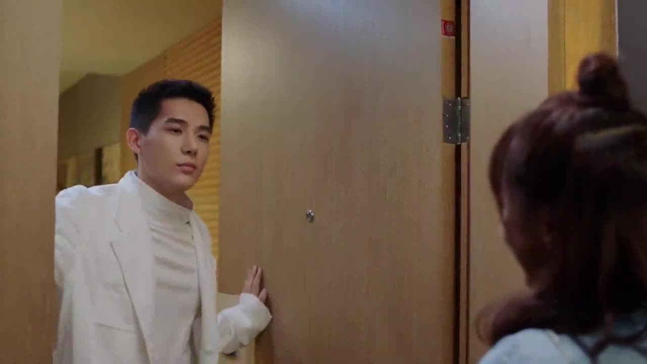 霸气沈哲用巧克力豆唬的刑洲洲,与她彻底了断,她怕了,哈哈