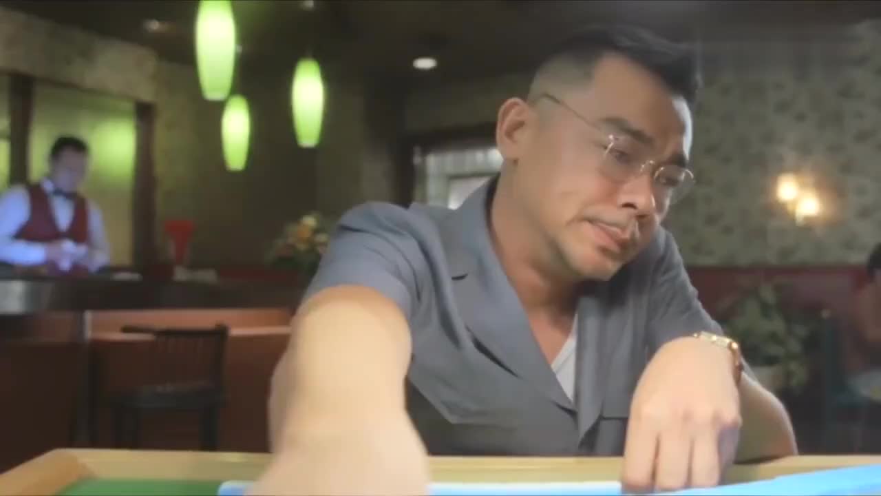 刘青云打麻将,摸到不好的牌直接塞嘴里,最后就剩下一张牌