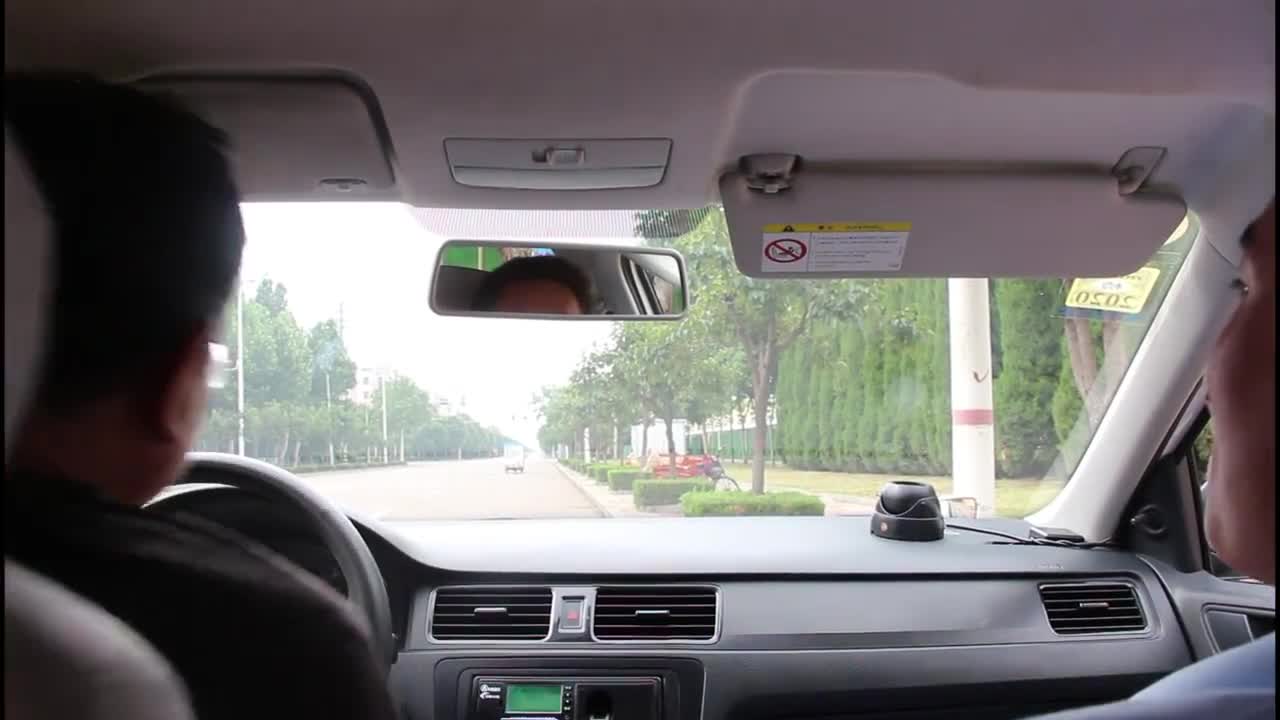 科目三学员练车,直线行驶跑偏路线,教练:你怎么不动方向