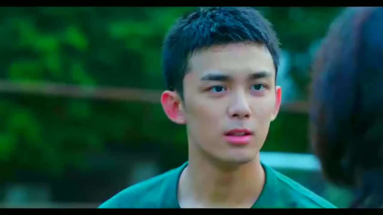 路小北拽着肖枫的手撒娇,像极了一对"小情侣",这画面太逗了