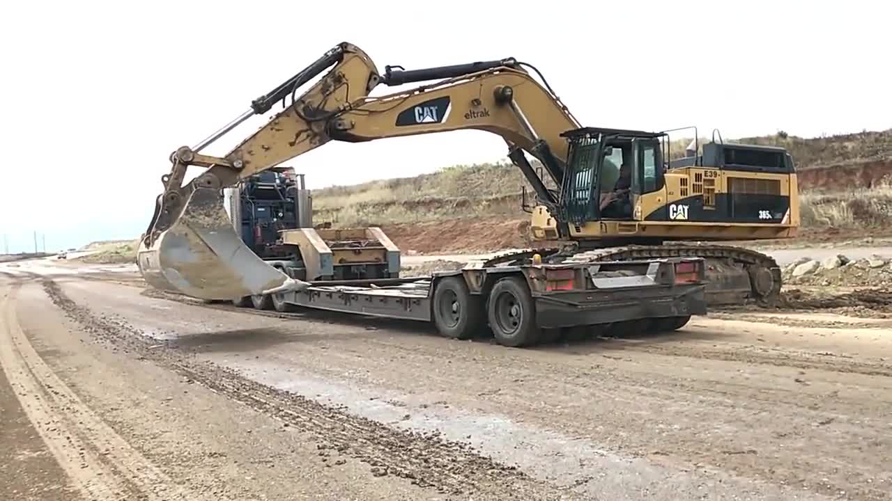 卡特365c挖掘机最快的速度上板车