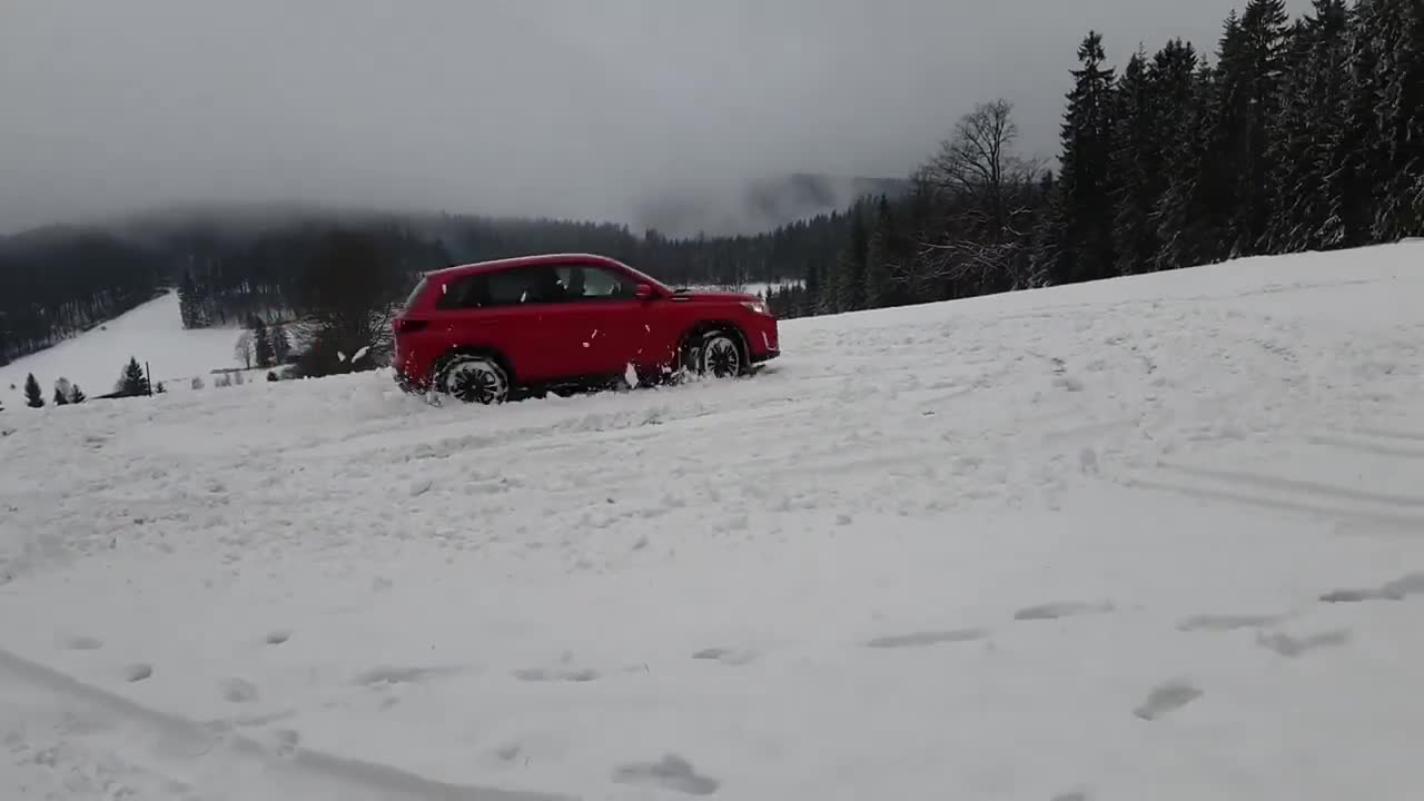 视频：新提的2020款铃木维特拉，开到雪地里跑几圈，才知道啥叫如履平地