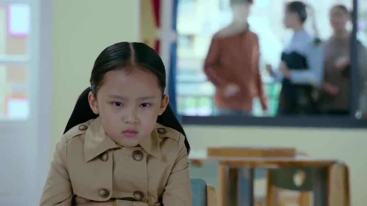 陶西怒追果果,怎料果果反手关门,陶西直接撞翻在地