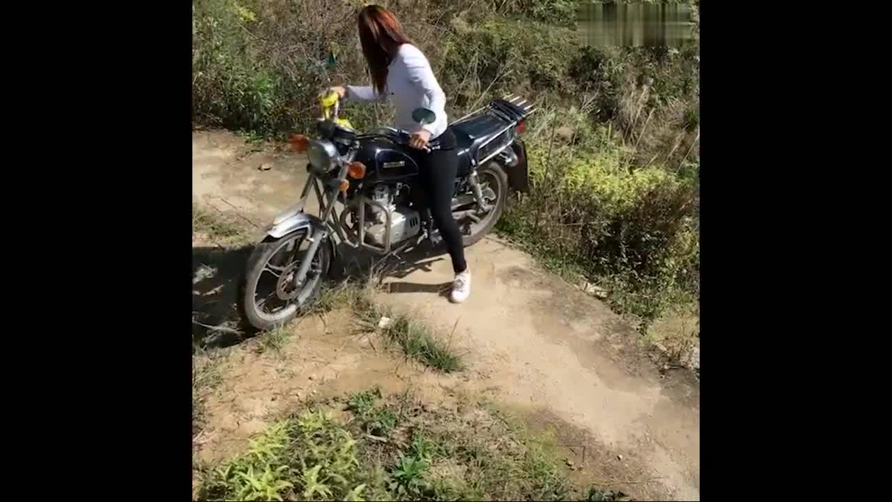 机车摩托农村小姐姐骑摩托车倒车看到这技术我也是服了