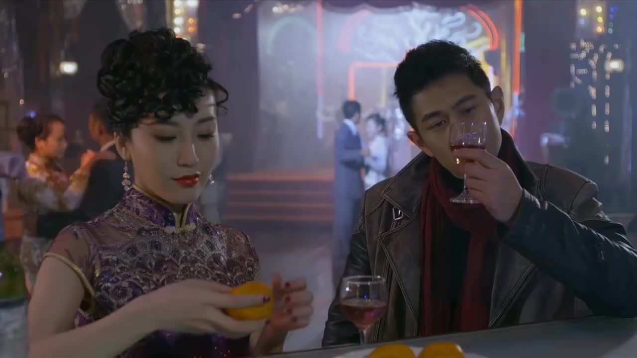 刀光枪影非常与满优说笑这时三爷来此打破了这份平静