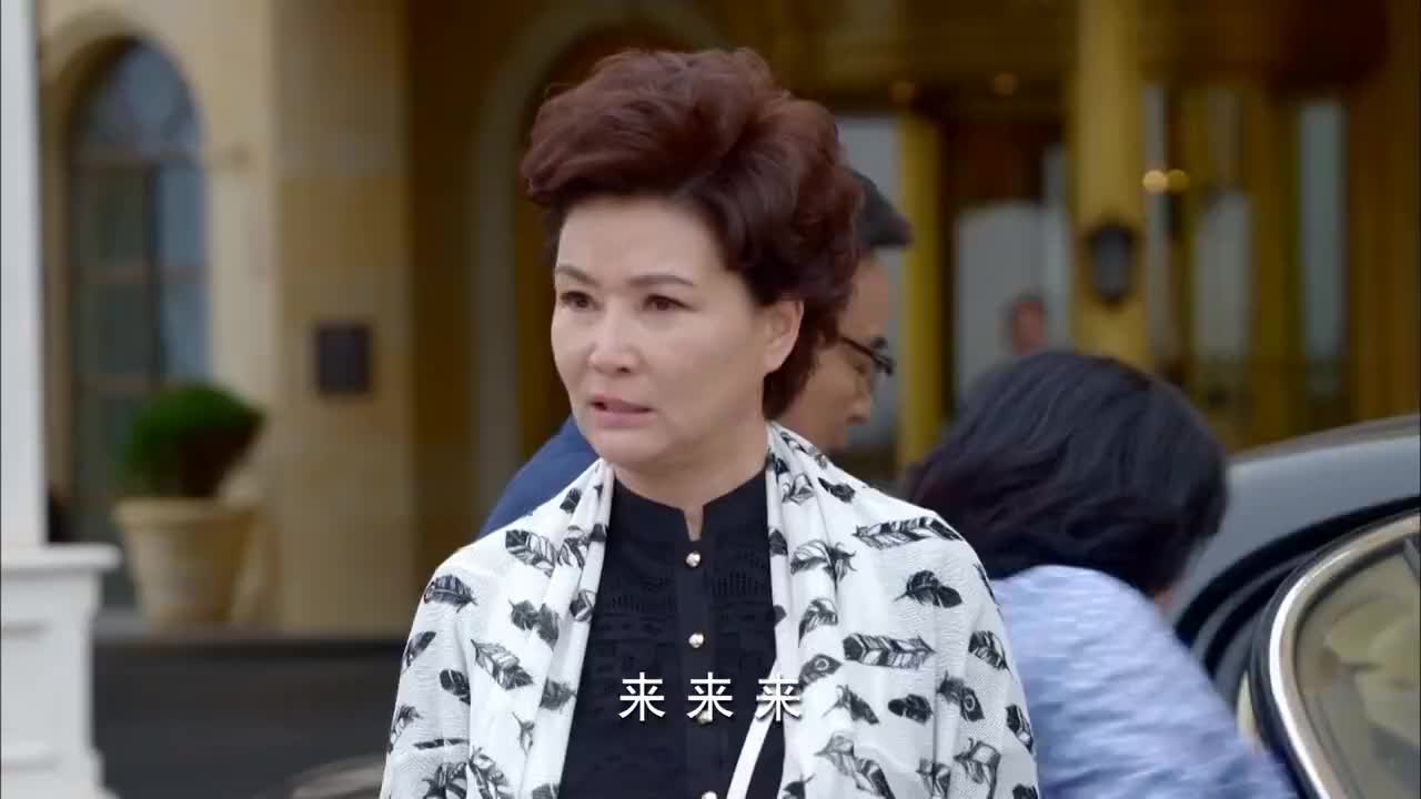 淘气爷孙爷爷扬眉吐气带着孙子疯玩游乐场气得外婆脸都绿了