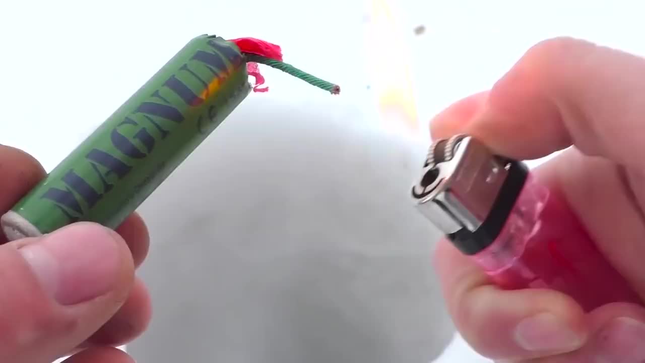 老外把1米长鞭炮埋土里点燃后会怎样谁知沙子秒变蘑菇云