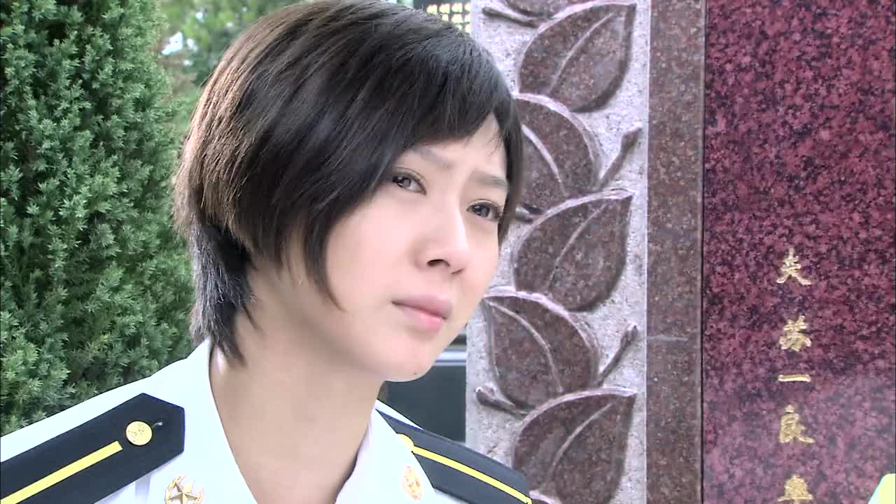 国防生苏寒在墓前泣不成声想妈妈了